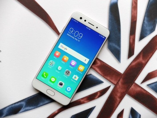 Oppo F3 (6,69 triệu đồng): Với cùng mức giá như Galaxy J7 Pro nhưng điện thoại của Oppo sở hữu tính năng mà hiếm đối thủ nào trong cùng phân khúc có được, đó chính là hệ thống camera selife với 2 cảm biến lần lượt là 16 MP khẩu độ f/2.0 để chụp ảnh chân dung (cận cảnh) và 8 MP khẩu độ f/2.4 cho góc chụp rất rộng lên đến 120 độ để chụp nhóm hoặc chụp selfie với nhiều cảnh hơn. 
