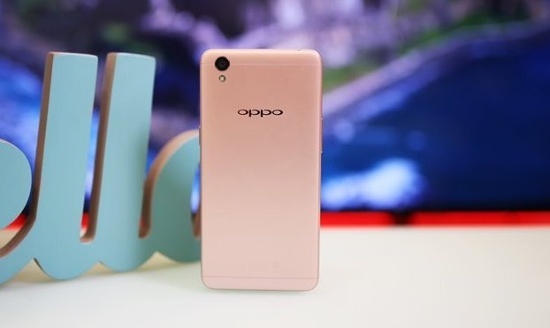 Ngoài phần cứng, camera trước của Oppo F3 còn được hỗ trợ bởi phần mềm với tính năng Pure Image 2.0+ đi kèm nhiều chế độ chụp, như chụp ảnh siêu phân giải (ultraHD), beautify 4.0, nhiều bộ lọc màu, chụp ảnh mờ (waterprint)... 