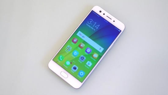 Ngoài ra camera sau của F3 cũng sở hữu thông số ấn tượng với độ phân giải 13 MP, lấy nét theo pha PDAF, quay video fullHD cùng rất nhiều chế độ chụp thú vị. Đáng chú ý, điện thoại của Oppo có bộ nhớ trong 64GB, gấp đôi so với nhiều smartphone cùng tầm giá, giúp người dùng lưu trữ nhạc, phim, hình ảnh thoải mái.  