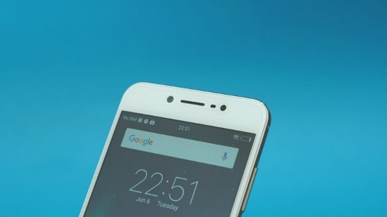 Vivo V5s (6,69 triệu đồng): Tương tự Oppo F3, điểm nhấn của Vivo V5s chính là khả năng chụp ảnh selfie nhưng không phải là hệ thống camera kép, thay vào đó máy có camera selfie độ phân giải khá cao lên đến 20 megapixel và cũng được tối ưu hóa bằng phần mềm với hiệu ứng ánh trăng mới và selfie nhóm.