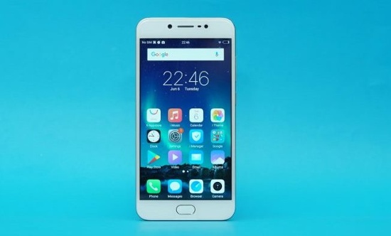 Về mặt thiết kế, Vivo V5s sử dụng lối thiết kế của mẫu Vivo V5 Plus sang trọng với khung viền kim loại nguyên khối. Máy có một màn hình 5,5 inch độ phân giải HD, tích hợp cảm biến vân tay, đi kèm RAM 4GB cùng bộ nhớ trong 64GB có hỗ trợ khe cắm thẻ nhớ ngoài.