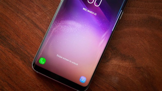 Bên cạnh đó dù sở hữu màn hình 5,8 inch nhưng nhờ sử dụng tỉ lệ màn hình là 18.5:9 mà S8 Plus có kích thước chỉ tương đương một thiết bị cỡ 5,5 inch, điều này nhằm đảm bảo người dùng sử dụng một tay khá thoải mái. 