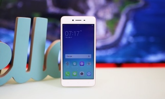 Oppo A37 (3,29 triệu đồng): Đây là phiên bản kế nhiệm của mẫu Neo 7 khá thành công tại thị trường Việt Nam. Thiết bị hướng tới phân khúc người dùng phổ thông với cấu hình trung bình so với mức giá nhưng chủ yếu gây ấn tượng ở yếu tố thiết kế.