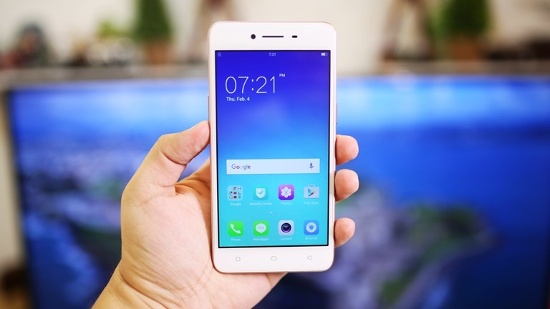 Oppo A37 có màn hình IPS LCD 5 inch độ phân giải HD, vi xử lý Snapdragon 410 lõi tứ xung nhịp 1.2GHz, RAM 2GB, bộ nhớ trong 16GB hỗ trợ khe cắm thẻ nhớ ngoài, camera sau 8MP, camera trước 5MP, pin dung lượng 2630 mAh và hỗ trợ 2 SIM với kết nối LTE. Nói chung, cấu hình của Oppo A37 khá thấp so với tầm giá hiện nay.