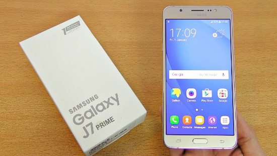 Điểm mạnh tiếp theo của Galaxy J7 Prime là khả năng chụp hình tốt trong điều kiện ánh sáng yếu. Máy có camera sau độ phân giải 13 megapixel và camera trước 8 megapixel, cả hai camera đều có ống kính khẩu độ mở khá lớn f/1.9. 