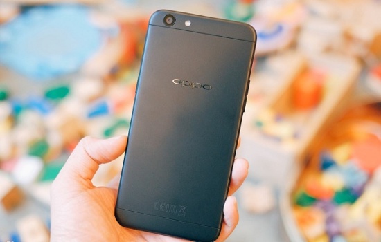Oppo F3 Lite (5,49 triệu đồng): Phiên bản rút gọn của chiếc Oppo F3 vừa mới ra mắt tại Việt Nam hồi tháng 6/2017 nhưng đã kịp thời có mặt trong danh sách này. Về cơ bản F3 Lite có thiết kế không đổi so với F3, vẫn tích hợp cảm biến vân tay một chạm ở nút Home nhưng camera chuyên selfie đã được tinh giảm. 