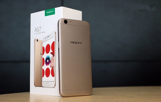 Thực tế thì camera của thiết bị được kế thừa từ chiếc Oppo F1s 2017 với camera tự sướng 16 megapixel khẩu độ f/2.0 và camera sau độ phân giải 13 megapixel khẩu độ f/2.2, hỗ trợ lấy nét pha cùng một đèn flash trợ sáng. 