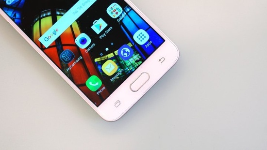 Samsung Galaxy J5 Prime có thiết kế tương tự như J7 Prime với vỏ kim loại nguyên khối sang trọng, màn hình cong 2.5D được bảo vệ bằng kính cường lực, vẫn được tích hợp cảm biến vân tay nhưng cấu hình phần cứng giảm đi một chút để phù hợp với mức giá.