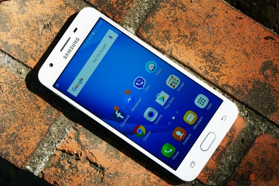 Màn hình 5,5 inch độ phân giải Full HD trên J7 Prime đã giảm xuống còn 5 inch với độ phân giải HD, trong khi cấu hình phần cứng còn lại của máy khá yếu so với các đối thủ trong cùng mức giá.