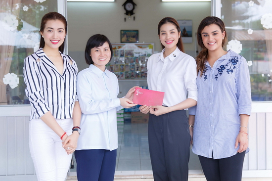 Không khoác lên người những bộ cánh lộng lẫy như thường thấy, cả Phạm Hương, Lệ Hằng và Clarissa Molina đều chọn trang phục đơn giản, với áo sơmi và quần jeans. Ba người đẹp mang theo nhiều phần quà để tặng các em nhỏ như bánh, sữa, đồ chơi, đồ dùng cá nhân… Những món quà tuy không nhiều về mặt vật chất, nhưng đối với các em nhỏ, đó lại là món quà tinh thần vô cùng to lớn.