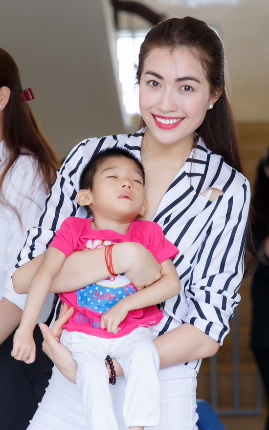 Á hậu Lệ Hằng thì dành thời gian để trò chuyện, kể những câu chuyện vui. Cô chia sẻ: “Mình không giúp được nhiều cho các em, nhưng ít ra, giúp các em cười cũng là một điều khiến Hằng hạnh phúc lắm rồi”.