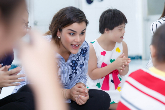 Dù bất đồng về mặt ngôn ngữ, nhưng Clarissa Molina khiến mọi người bất ngờ khi “trổ tài” ca hát bài Một con vịt bằng tiếng Việt rất thú vị. Tuy không chuẩn về mặt phát âm, nhưng sự nhiệt tình, hồ hởi của cô nhận được sự yêu mến của các em nhỏ, quấn quýt cô không rời.