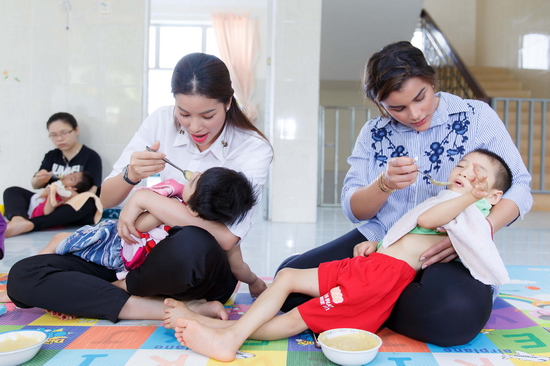 Kết thúc buổi từ thiện, mọi người đều quyến luyến không muốn chia tay. Đặc biệt là Clarissa. Cô xúc động cho biết: “Không biết bao giờ tôi có cơ hội quay lại để gặp các em. Có bé còn níu tay tôi mãi. Khi về lại Dominican, tôi sẽ rất nhớ những thiên thần nhỏ này”.