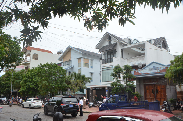 Các cơ quan chức năng ngay lập tức có mặt tại hiện trường để điều tra nguyên nhân dẫn đến cái chết của hai em.