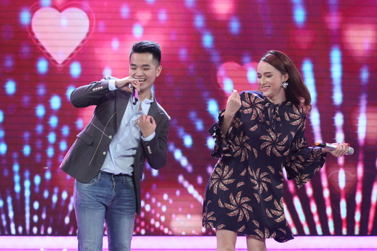 Cặp song ca mang đến chương trình ca khúc Mùa ta đã yêu với phần trình diễn tình tứ.