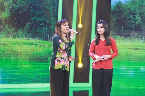 Cô bé Anh Thư luôn muốn tạo bất ngờ cho người khác, đặc biệt là với mẹ Hồng Mỹ. Tranh thủ lúc mẹ đi làm vất vả, cô bé tự tin nấu món Bún riêu cua đồng đãi mẹ. Chưa dừng lại ở đó, Anh Thư còn giấu mẹ đăng ký tham gia Gia Đình Song Ca, chỉ khi đến nơi thử giọng, chị Hồng Mỹ mới vỡ lẽ và vui vẻ tham gia cùng con gái. 