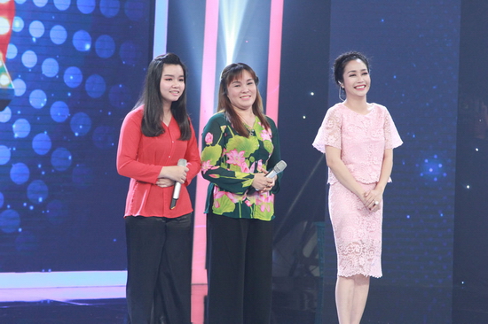 Trên sân khấu chương trình, hai mẹ con đã có một màn trình diễn vô cùng ngọt ngào với ca khúc mang đậm âm hưởng Dân ca Nam Bộ - Bún riêu cua đồng. Cẩm Ly nhận xét, mặc dù chị Mỹ hát không tốt ở những đoạn đầu nhưng càng về sau, giọng của chị càng mượt mà, ngọt ngào. Giám khảo khách mời Phạm Hồng Phước cho rằng đây là tiết mục gói trọn cả âm nhạc và tình cảm gia đình, khen hai mẹ con đều hát rất ngọt ngào. 