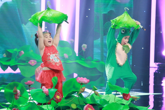 Đến với vòng Chinh Phục, 3 cặp song ca còn lại sẽ tiếp tục tranh tài để tìm ra 2 cặp đôi xuất sắc bước tiếp vào vòng trong. Vẫn trung thành với những ca khúc đúng với lứa tuổi, hai chị em Quỳnh Trang - Khải Vỹ chọn trình diễn ca khúc Chú Ếch Con siêu dễ thương khiến Ban giám khảo vô cùng thích thú. 