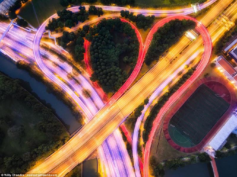 Quy hoạch của Singapore nhìn từ trên cao hình ảnh 9 Dưới hiệu ứng ánh sáng và góc nhìn từ trên cao, đoạn giao lộ này tạo thành hình trái tim lãng mạn.