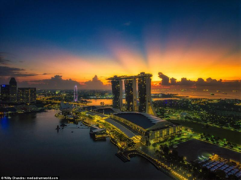 Khách sạn Marina Bay Sands là một trong những điểm đến hút khách nhất Singapore, với thiết kế độc đáo và nhiều tiện ích giải trí thú vị.