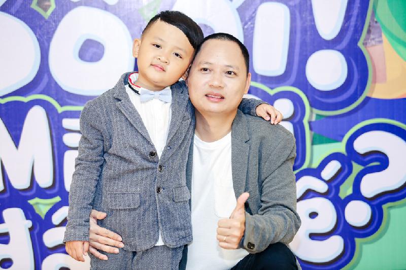 Ra mắt 4 cặp bố con của 'Bố ơi mình đi đâu thế' mùa 4 hình ảnh 4 Về phía Xì Trum, cậu nhóc là em út của mùa 4 nhưng rất lanh lợi và hòa đồng. Do học mẫu giáo sớm hơn các bạn nên em có một năm để vui chơi trước khi chính thức bước vào lớp một. Với mong muốn con có trải nghiệm đẹp trước khi đi học cấp 1, nhạc sĩ Ba kể con nghe quyết định tạm gác công việc để cùng con tham gia chuyến hành trình này.