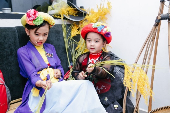 Tuy còn nhỏ tuổi nhưng cô bé đã khiến mọi người kinh ngạc bởi khả năng “biến hóa” xuất sắc với nhiều vai diễn. 
