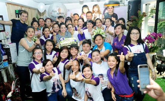 Nữ diễn viên - ca sĩ Nhật Kim Anh hạnh phúc trong vòng tay bạn bè và người hâm mộ.