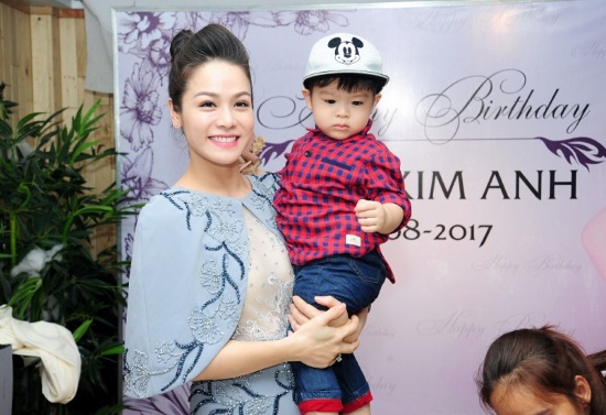 Dù đã là “bà mẹ một con” nhưng Nhật Kim Anh vẫn luôn xinh đẹp và trở thành một trong những sao nữ rực rỡ showbiz. 