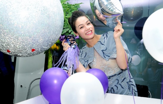 Tranh thủ lúc đoàn phim off máy, giọng ca “Thà người đừng hứa” đã có bữa tiệc sinh nhật đầy bất ngờ do đại gia đình fan hâm mộ Sài Gòn tổ chức.