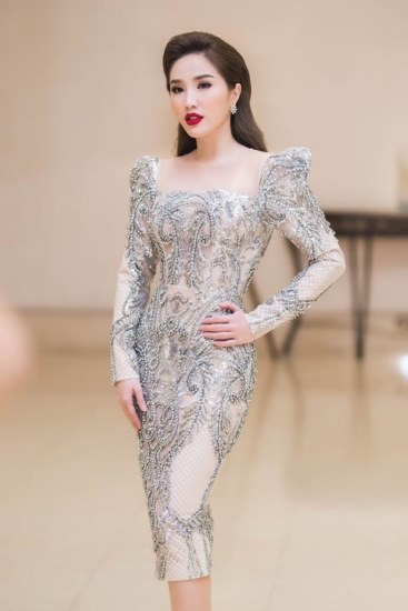  Tại lễ cưới của anh trai, ngoài bộ vest đen phong cách menswear, Bảo Thy chọn một chiếc đầm lộng lẫy nhiều phụ kiên đá lấp lánh.