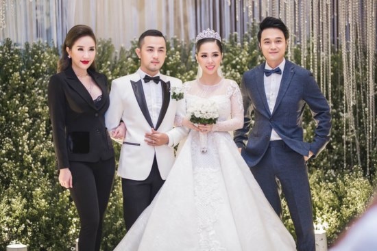 Đặc biệt ca sĩ Quang Vinh cũng đã xuất hiện bất ngờ tại lễ cưới để chúc mừng cho anh trai Bảo Thy