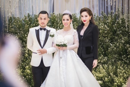  Bảo Thy chia sẻ cô không chỉ là em gái của Thế Bảo, mà còn là người bạn thân chứng kiến tình cảm cô dâu và chú rể từ lúc quen nhau và tiến đến hôn nhân. 