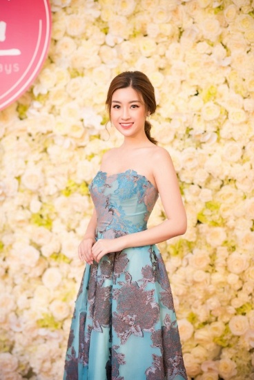 Đỗ Mỹ Linh xuất hiện trong một thiết kế của Hoàng Hải khiến “dân tình” xuýt xoa bởi vẻ đẹp quyến rũ.