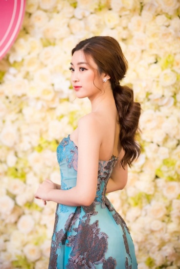 Dù được xem là khá hiền lành nhưng Đỗ Mỹ Linh đang minh chứng vẻ đẹp trong trẻo và cuốn hút của mình đáp lại sự kỳ vọng của người hâm mộ tại Miss World 2017.