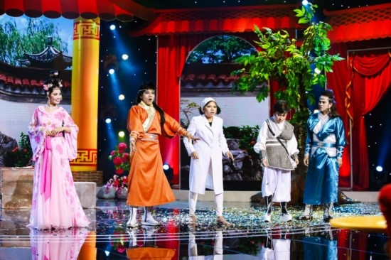 Đội Ngẫu Nhiên không làm ban giám khảo và khán giả thất vọng khi tiếp tục giữ phong độ với tiểu phẩm Đại hội võ lâm.  