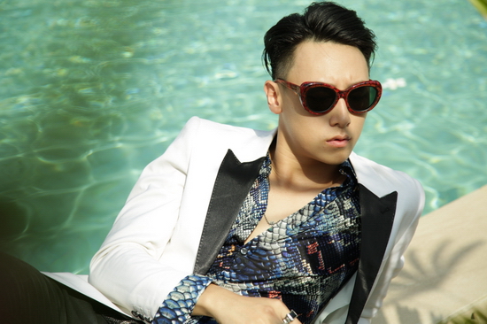 Ở Rocker Nguyễn không còn là một anh chàng lịch lãm với tóc vuốt gel và những bộ suit “cộp mác” quý ông, thay vào đó là một chàng trai đầy phiêu lưu, mạo hiểm với phong cách thời trang bụi phủi, một dáng vẻ cực kỳ tươi mát cho mùa hè và một màu sắc MV đậm phong chất Mỹ Latinh. 