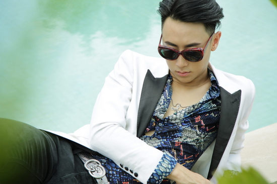 Chiếc vest mà Rocker đang mặc thuộc thương hiệu Saint Laurent có giá trị trên 2000$ và đây là chiếc vest đầu tiên và duy nhất (limited) được Rocker Nguyễn mặc trong quá trình quay MV. 