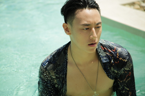 Rocker Nguyễn ở “Dù chỉ là mộng mơ” lôi cuốn và sexy hơn gấp bội ở hình ảnh khá “nhiệt đới”, latinh, thoải mái và phóng khoáng; một “bad boy” chính hiệu trên màn ảnh. 