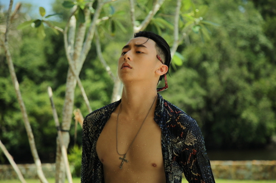Chiếc áo thuộc thương hiệu Just Cavalli này cũng có họa tiết Tropical tương tự và rất sang trọng. 