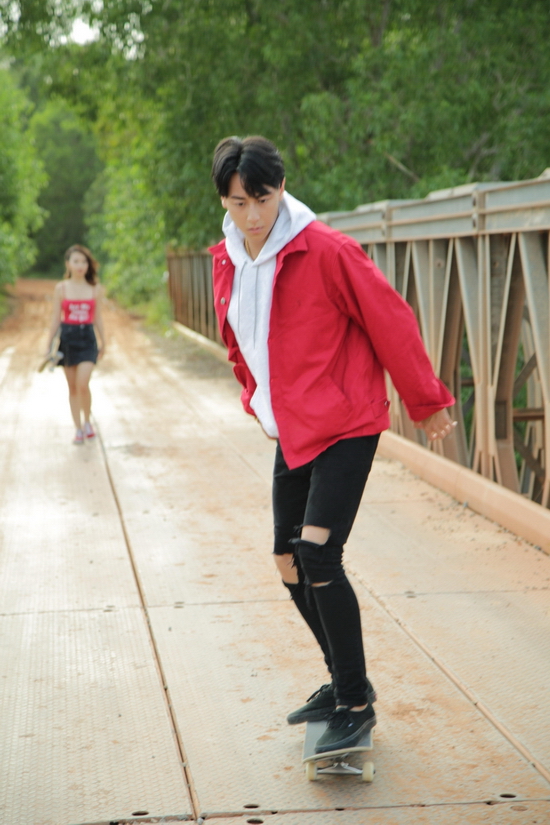 Áo jacket màu đỏ thuộc thương hiệu All About him cũng là một item được ưa chuộng của giới trẻ  hiện nay 
