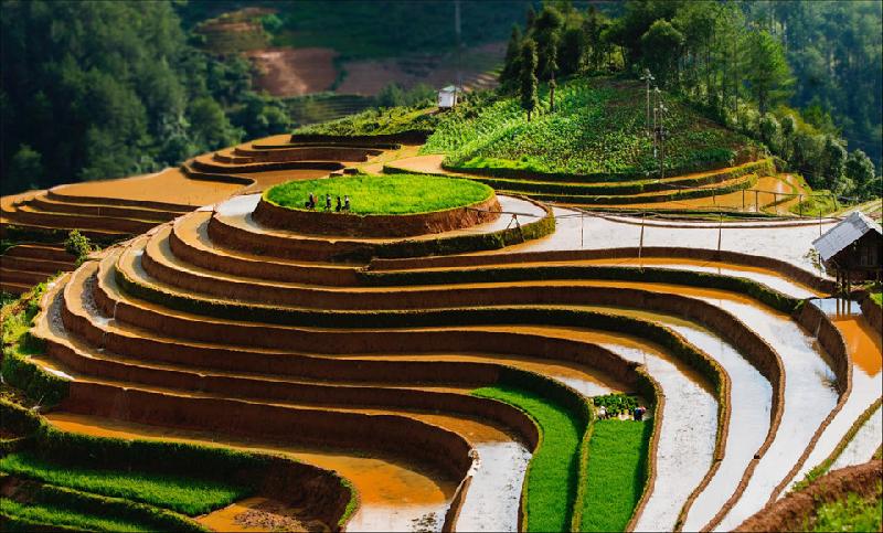 Tháng 5 là mùa đổ nước tại các huyện vùng cao Tây Bắc. Bà con dân tộc dẫn nước từ khe, suối xuống ruộng bậc thang chuẩn bị cấy mùa vụ mới. Đó cũng là thời điểm đẹp nhất của ruộng bậc thang với những nét vẽ từ bàn tay. Ảnh: Công Phạm.