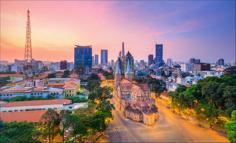 Nhìn từ trên cao, TP.HCM tấp nập nhưng vẫn dịu dàng và quyến rũ đến lạ thường, đặc biệt là những thời khắc bình minh hay hoàng hôn đầy màu sắc. Ảnh: Tuấn Nguyễn.