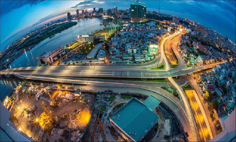 Sài Gòn hoa lệ lung linh ánh đèn trong 'Dấu ấn Việt Nam' hình ảnh 3 Toàn cảnh thành phố nhìn từ phía quận 2 với những công trình kiến trúc mới tô thêm vẻ đẹp cho TP.HCM. Cuộc sống nơi đây giống như một guồng quay chuyển động hối hả không ngừng. Ảnh: Đông Giang.