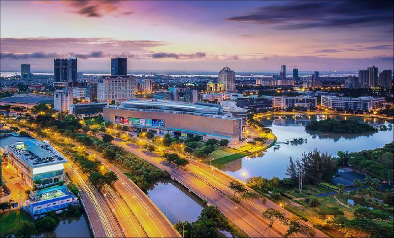 Sài Gòn hoa lệ lung linh ánh đèn trong 'Dấu ấn Việt Nam' hình ảnh 4 Khu đô thị Phú Mỹ Hưng ở quận 7 là nơi tập trung sinh sống của những người có thu nhập cao. Đây cũng là đô thị kiểu mẫu phát triển toàn diện các ngành tài chính, công nghiệp, dịch vụ, văn hóa giáo dục, giải trí, khoa học kỹ thuật... tạo động lực tăng trưởng cho khu vực phía nam thành phố, là một biểu tượng của sự hiện đại. Ảnh: Tuấn Nguyễn.