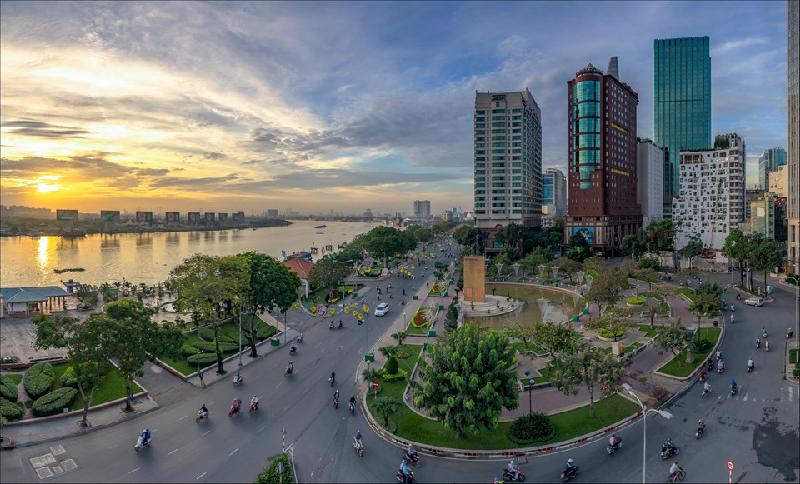 Sài Gòn hoa lệ lung linh ánh đèn trong 'Dấu ấn Việt Nam' hình ảnh 8 TP.HCM đông đúc và nhộn nhịp ngay từ khi bình minh mới chớm. Dòng người tấp nập đi trên đường, bắt đầu một ngày làm việc mới đầy hứng khởi. Ảnh: Xuan Nguyen.