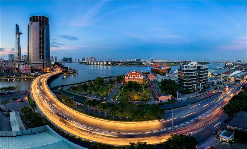Sài Gòn hoa lệ lung linh ánh đèn trong 'Dấu ấn Việt Nam' hình ảnh 9 Toàn cảnh từ trung tâm quận 1 qua bán đảo Thủ Thiêm. Thành phố vẫn đang phát triển từng ngày, vừa đóng vai trò là trung tâm kinh tế - văn hóa - chính trị của khu vực phía nam, vừa là đầu tàu đưa cả đất nước đi lên. Ảnh: Xuan Nguyen.