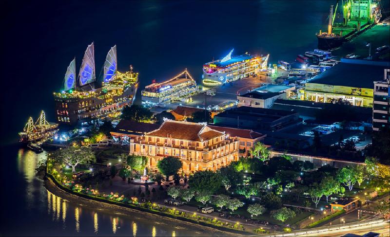 Bến cảng Nhà Rồng, di tích lịch sử đặc biệt quan trọng của TP.HCM, nơi Bác Hồ ra đi tìm đường cứu nước. Nơi đây từng là một thương cảng lớn của Sài Gòn. Từ năm 1975, toà trụ sở trước kia của thương cảng Nhà Rồng đã được xây dựng lại thành khu lưu niệm Hồ Chí Minh. Những nét kiến trúc vẫn được lưu giữ nguyên vẹn cho đến ngày nay. Ảnh: Xuan Nguyen.
