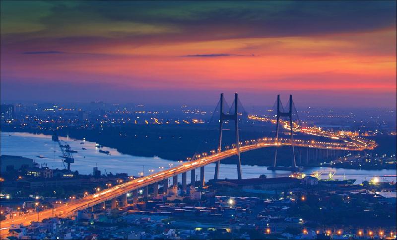 Sài Gòn hoa lệ lung linh ánh đèn trong 'Dấu ấn Việt Nam' hình ảnh 12 Cầu Phú Mỹ là cây cầu dây văng lớn nhất TP.HCM bắc qua sông Sài Gòn, kết nối quận 7 với quận 2 và quận 9, góp phần quan trọng giúp hệ thống giao thông thuận tiện hơn. Hình ảnh cây cầu buổi sớm tinh mơ đẹp lung linh và huyền ảo. Kiến trúc của cầu Phú Mỹ hiện đại hàng đầu thế giới, là niềm tự hào của TP.HCM. Ảnh: Tuấn Nguyễn.