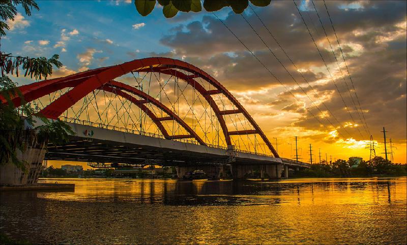 Sài Gòn hoa lệ lung linh ánh đèn trong 'Dấu ấn Việt Nam' hình ảnh 13 Cầu Bình Lợi là cây cầu đầu tiên bắc qua sông Sài Gòn, nối hai quận Bình Thạnh và Thủ Đức. Đặc biệt, kiểu dáng kiến trúc cầu vòm Diesel của công trình là một trong số những cấu trúc có kỹ thuật tiên tiến nhất hiện nay. Ảnh: Đào Hữu Nghĩa.