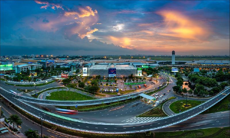 Sài Gòn hoa lệ lung linh ánh đèn trong 'Dấu ấn Việt Nam' hình ảnh 14 Hệ thống giao thông thành phố liên tục được nâng cấp và hoàn thiện để giải quyết vấn đề ùn tắc. Nút giao thông cửa ngõ sân bay quốc tế Tân Sơn Nhất đã được thêm cây cầu vượt để xe cộ đi lại thông thoáng hơn. Ảnh: Đông Giang.